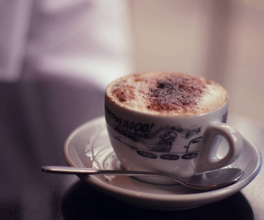 Wallpaper makanan penyegar cappuccino dengan busa susu tebal.