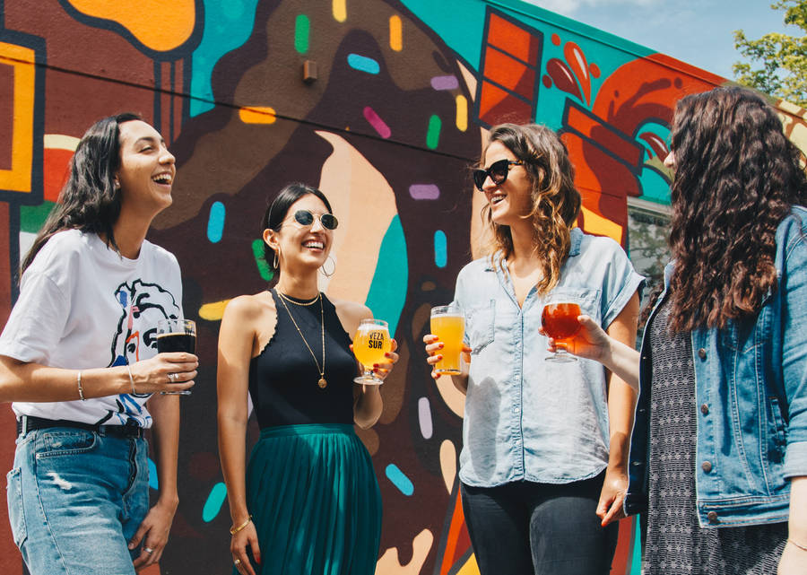 Filles se réunissant avec de la bière wallpaper