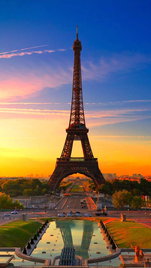 HD-taustakuva Eiffel-tornista Pariisissa auringonlaskun aikaan.