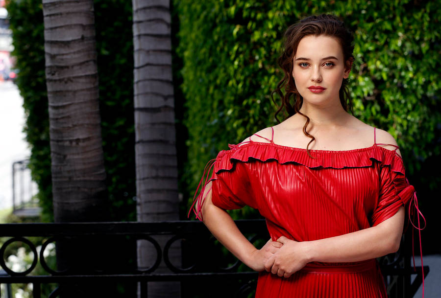 Näyttelijä Katherine Langford punaisessa mekossa taustakuva.