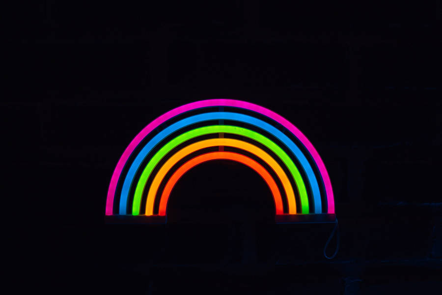 Arcobaleno al neon in schermo nero