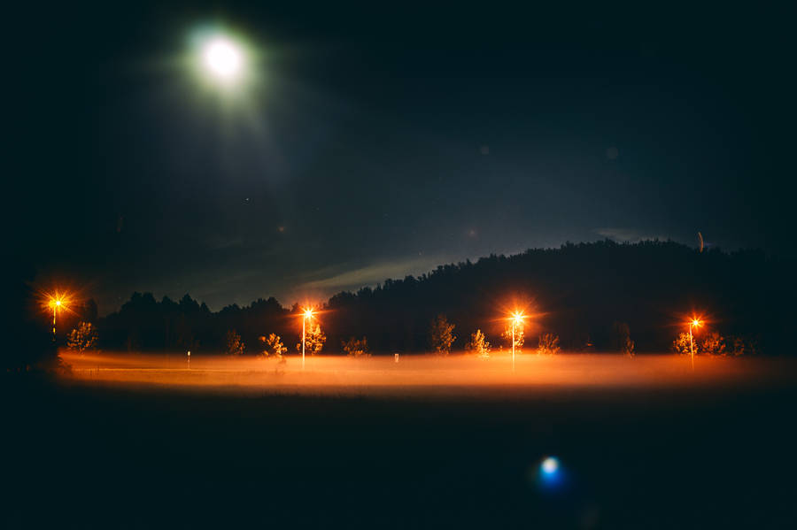 Malam berkabut dan bulan terang di langit wallpaper