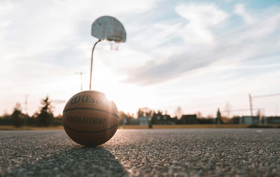 Sonnenuntergang Basketballplatz im Freien