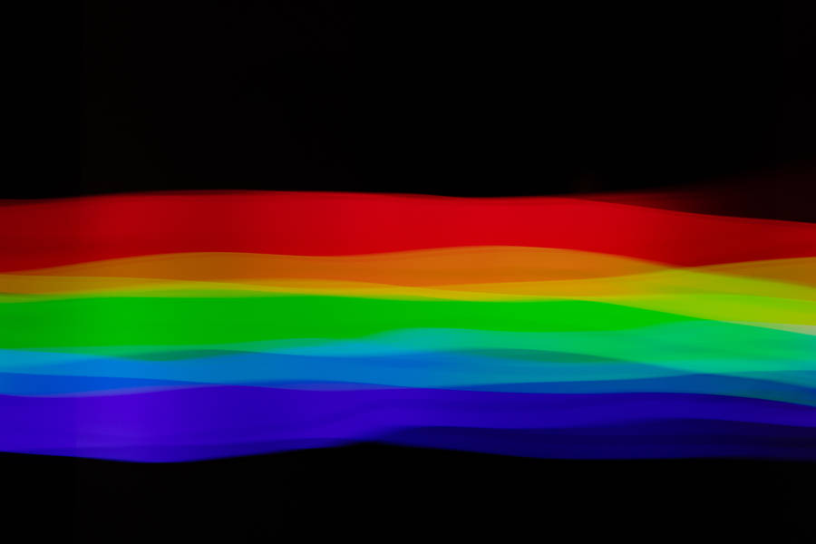 Regenbooglijnen in meerdere kleuren met rood, groen en blauw.