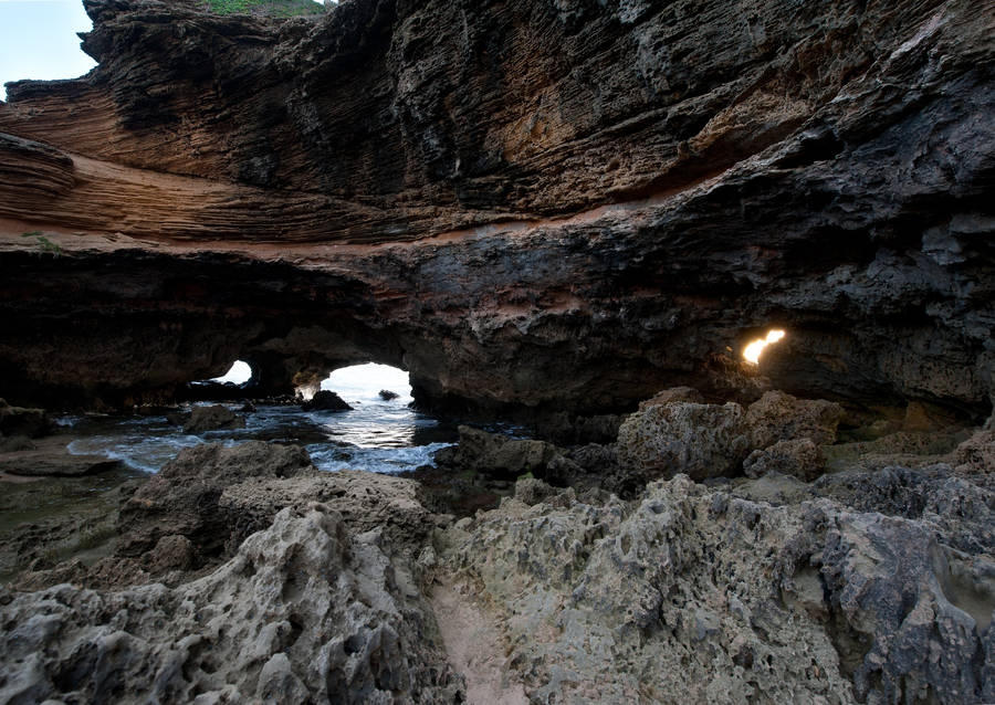 Wallpaper batu di pantai