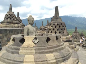 Borobudur-temppeli Sumuiset Vuoret Wallpaper