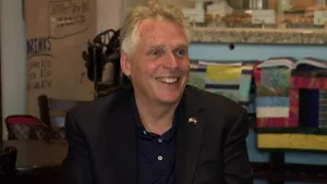 Terry Mcauliffe In Een Donker Gekleurde Blazer Wallpaper