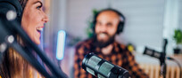 Due persone realizzano un podcast. foto iStock.