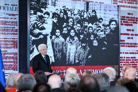 Mattarella, tempi violenti, rinnovare il patto tra i popoli