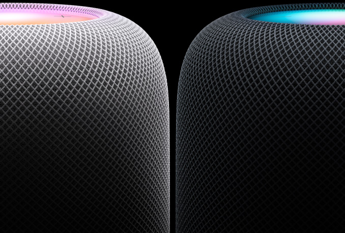 一部白色和一部午夜色 HomePod 并排放置。