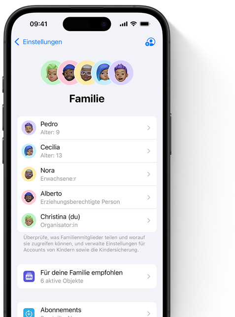 Ein iPhone Display zeigt die Familienseite in den Einstellungen, oben angeordnet sind die Memojis der einzelnen Familienmitglieder, jeweils vor einem eigenen farbigen Kreis, darunter ist eine Liste, die alle Mitglieder der Familienfreigabe-Gruppe zeigt