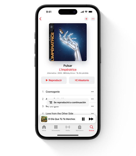 Un iPhone muestra la interfaz de usuario de Apple Music con música de L'Impératrice