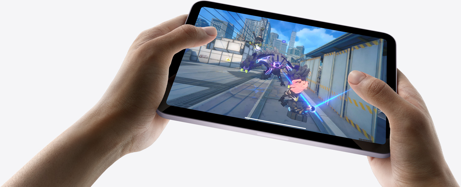 iPad mini dalam orientasi lanskap yang dipegang di tangan seorang pengguna yang memainkan game sarat grafis.