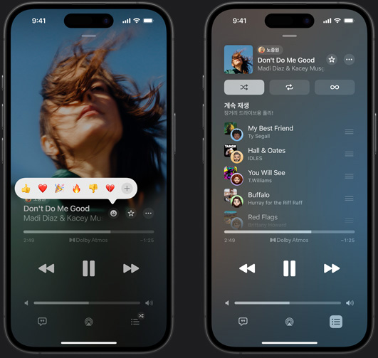 왼쪽 iPhone 화면에는 Madi Diaz와 Kacey Musgraves의 Don't Do Me Good이 재생 중이고, 여기에 엄지 올림, 하트, 축하, 엄지 내림 등의 이모티콘을 누르거나 다른 이모티콘을 추가해 반응할 수 있는 옵션이 표시되어 있으며, 오른쪽 iPhone 화면에는 다른 사용자가 추가한 여러 곡의 음악이 들어 있는 로드 트립 플레이리스트라는 이름의 공유 플레이리스트가 표시되어 있는 모습