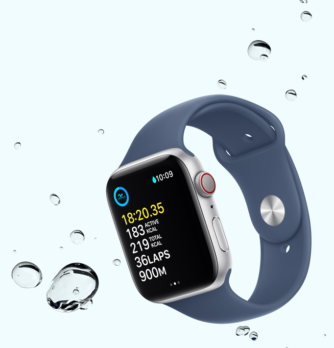 Apple Watch SE 展示游泳體能訓練畫面，裝置附近有些水滴