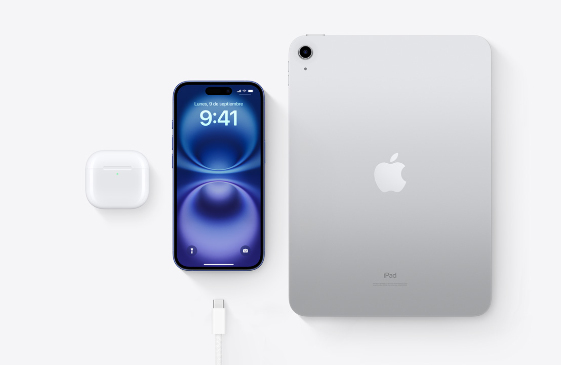 Vista aérea de unos AirPods Pro, un iPhone 16 y un iPad con conector USB-C que demuestra cómo los tres dispositivos se pueden cargar con el mismo cable USB-C.