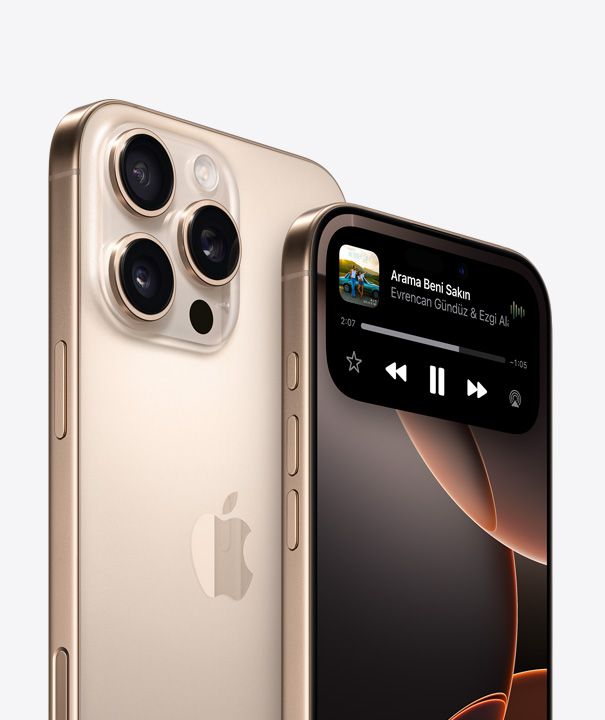 Çöl Titanyum iPhone 16 Pro’nun, ekranında Dynamic Island görünen başka bir iPhone 16 Pro’nun arkasında dururken üç kamera lensinin gösterildiği arkadan görünümü.