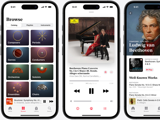 A bal oldalon lévő iPhone-on az Apple Music Classical Böngészés füle látható, melyen a Katalógus fül van kiválasztva a Zeneszerzők, Korszakok, Műfajok, Karmesterek, Zenekarok, Szólisták, Együttesek és Kórusok kategóriákkal; a középen lévő iPhone-on Beethoven No. 1. C-dúr zongoraversenyének opus 15: III. rondója jelenik meg. Az Allegro scherzando lejátszása történik Dolby Atmosban; a jobb oldali iPhone-on Ludwig van Beethoven zeneszerzői oldala jelenik meg