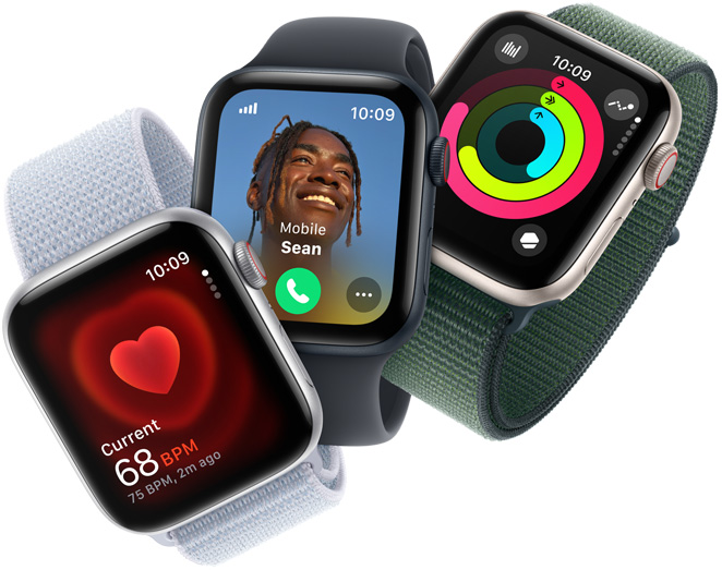 Tri hodinky Apple Watch SE zobrazujúce sledovanie pulzu, prichádzajúci hovor a kruhy aktivity