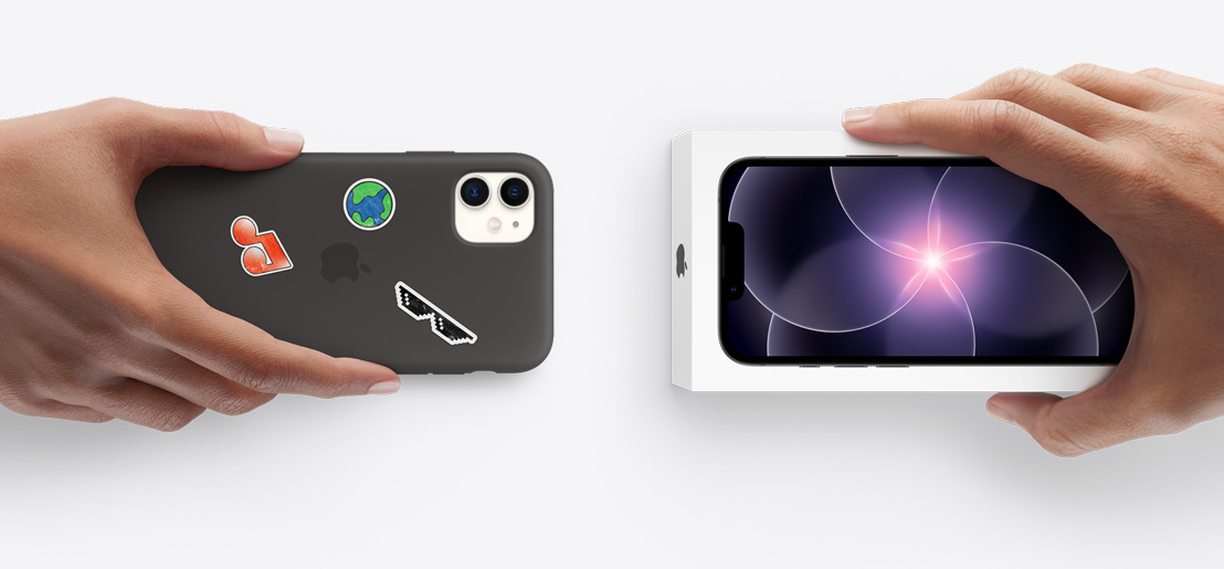 Twee handen die telefoons omruilen, waarvan een hand een iPhone 11 vasthoudt en een andere die een verpakking van iPhone 17e vasthoudt.