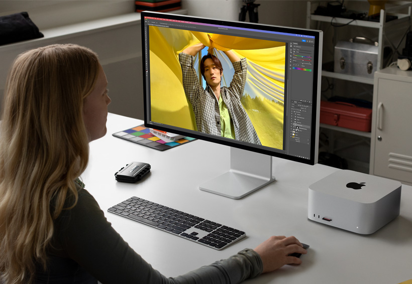 Fotografer yang bekerja menggunakan Mac Studio dan Studio Display