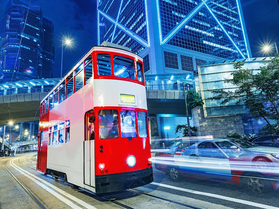 坐一次香港電車   伴着叮叮聲   體驗道地經典香港風情