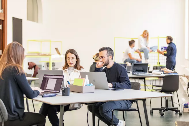 Studierende lernen zusammen in Gruppenarbeitsraum