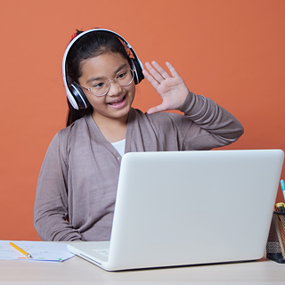 Ein Mädchen (8–11 Jahre) sitzt vor dem Computer und lernt online. Sie ist aktiv im kindgerechten E‑Learning eingebunden – ideal für Themen wie Kinderkurse, Online-Unterricht für Kinder und digitales Lernen.