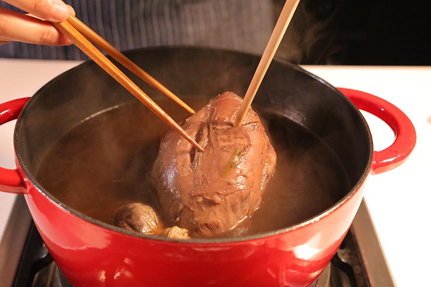 滷牛腱的祕訣：起鍋前用筷子插入，能輕鬆穿過食材就可以了。滷好的牛腱肉會切片，不需滷成爌肉的軟嫩程度。