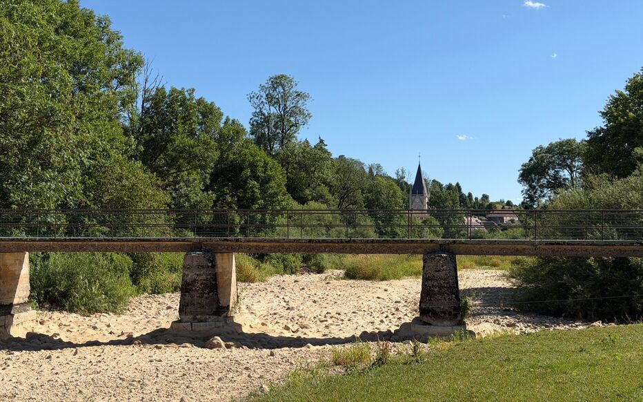 Le Doubs a complètement disparu entre les villes de Pontarlier et de Morteau. Un phénomène qui témoigne de la sécheresse dans le département. LP/Valentin Collin