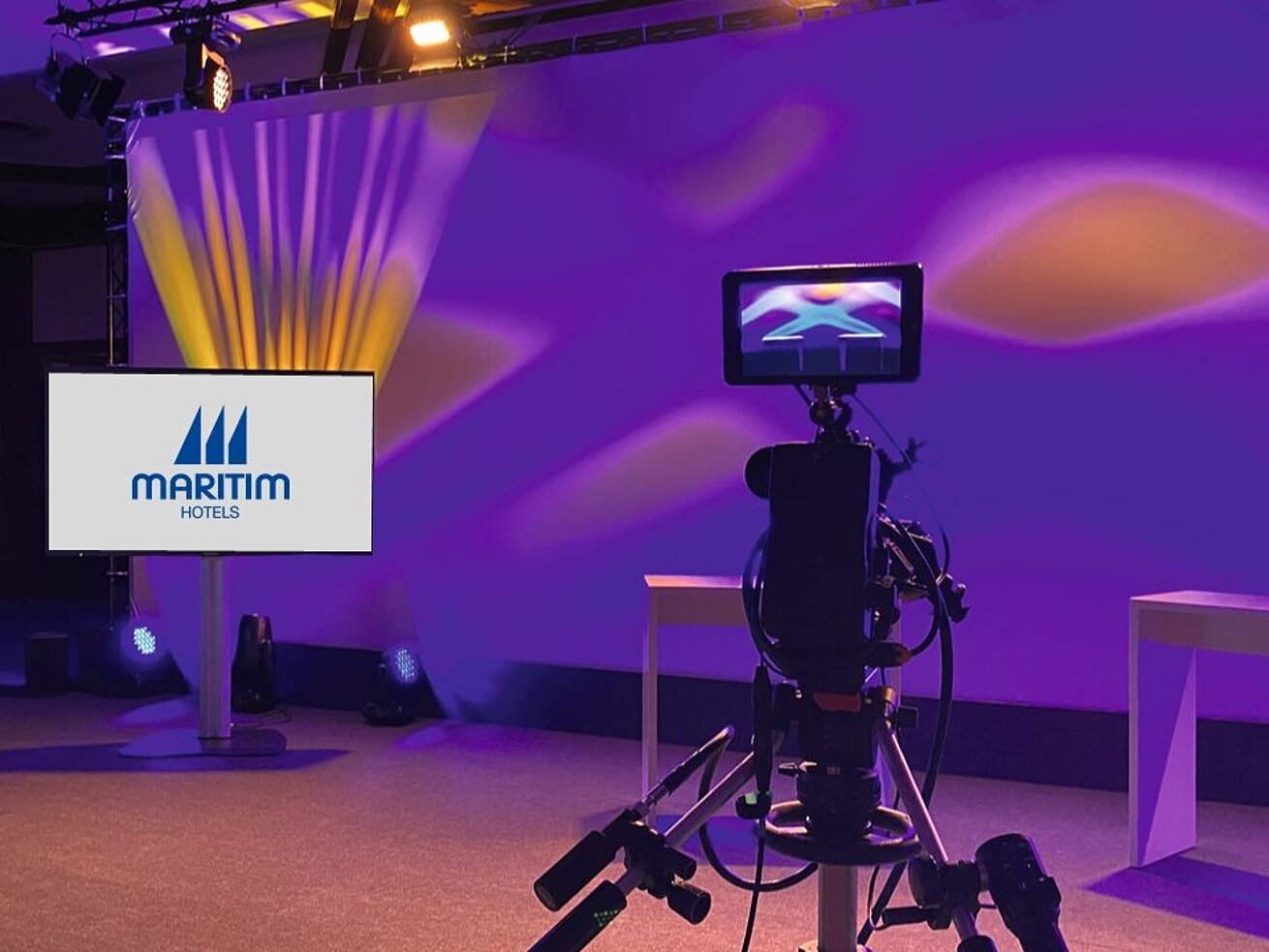 Streamingbühne im Maritim Hotel Streamingkamera vor beleuchteter Bühne im Maritim Hotel für digitale Events.