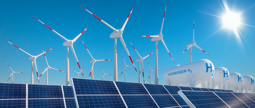 Collage mit Solarpanelen im Vordergrund, Windkraftanlagen und Wasserstofftanks im Hintergrund