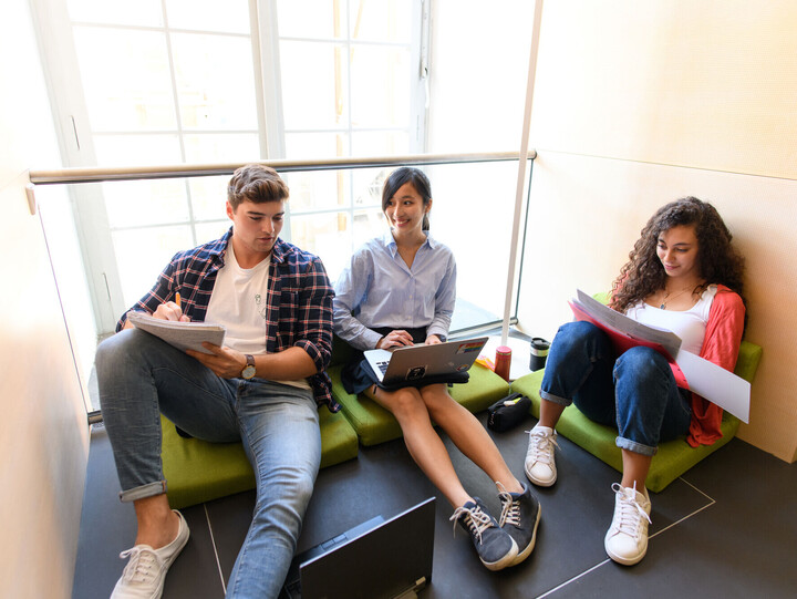 Studierende lernen gemeinsam im ExpLAB