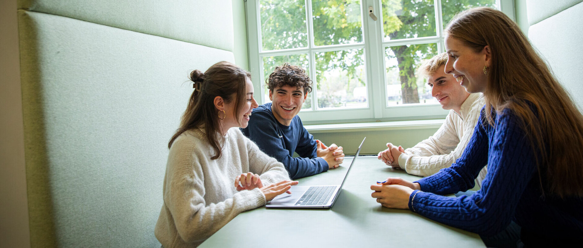 Masterbewerbung Gruppe von Studierenden sitzt im Learning Center an einem Tisch.