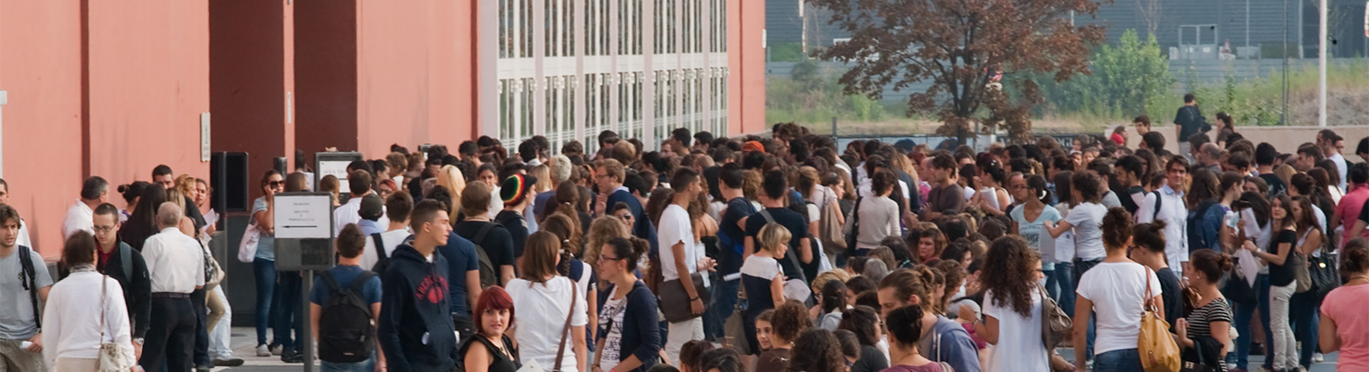 Studenti davanti alla Bicocca