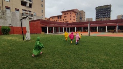 bambini nel cortile della scuola dell'infanzia Bambini Bicocca