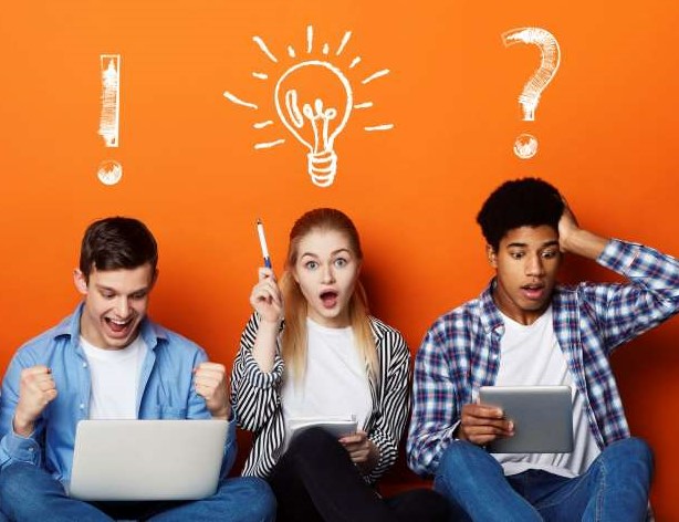 des jeunes répondant à un quiz en ligne sur la propriété intellectuelle