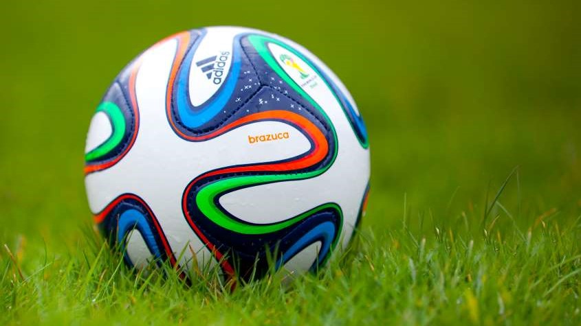 ballon de foot portant le logo d’adidas qui symbolise l’importance de la propriété intellectuelle dans le secteur du sport