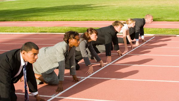 personnes en tenue professionnelle se préparant à participer à une course, symbole d’une concurrence loyale favorisée par la propriété intellectuelle.