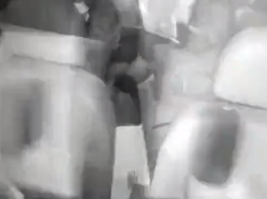 男子醉驾冲卡踹伤民警