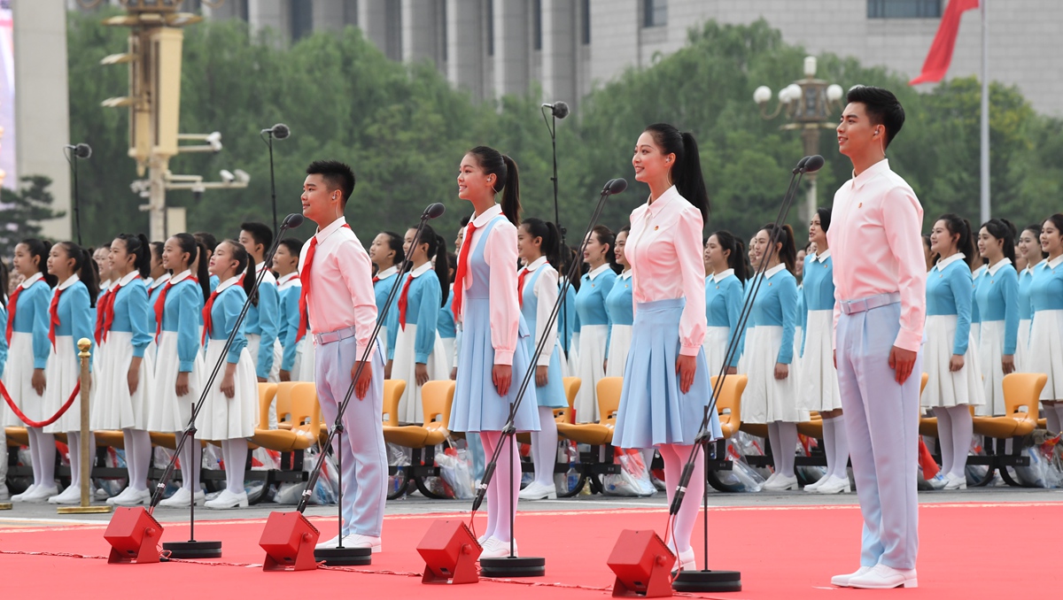 Chinese Communist Youth League members, Young Pioneers salute CPC