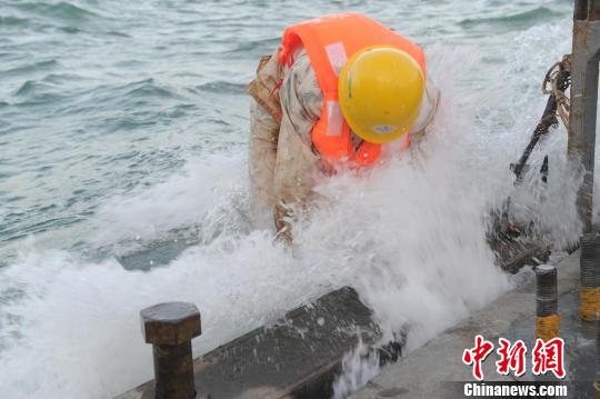 港珠澳大桥海底隧道E19沉管安装现场陈向阳摄