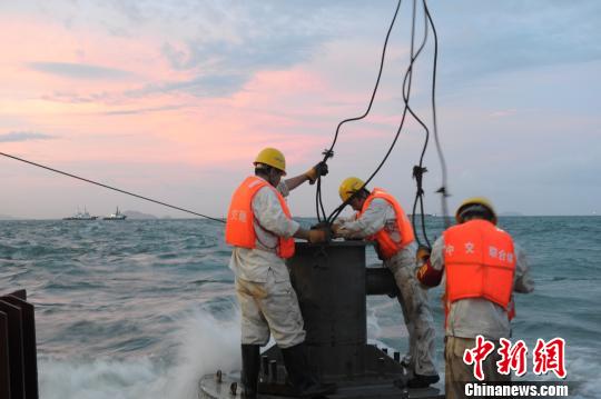 港珠澳大桥海底隧道E19沉管安装现场陈向阳摄