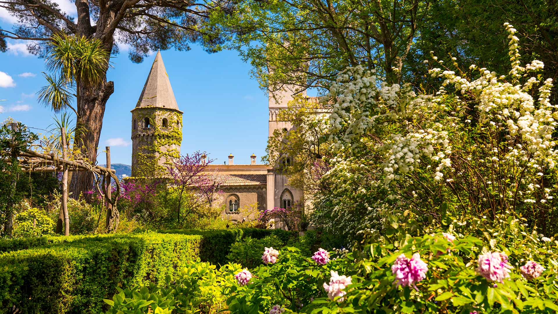 GettyImages-1189177206H Dans les jardins de la Villa Cimbrone à Ravello (Campanie, Italie)