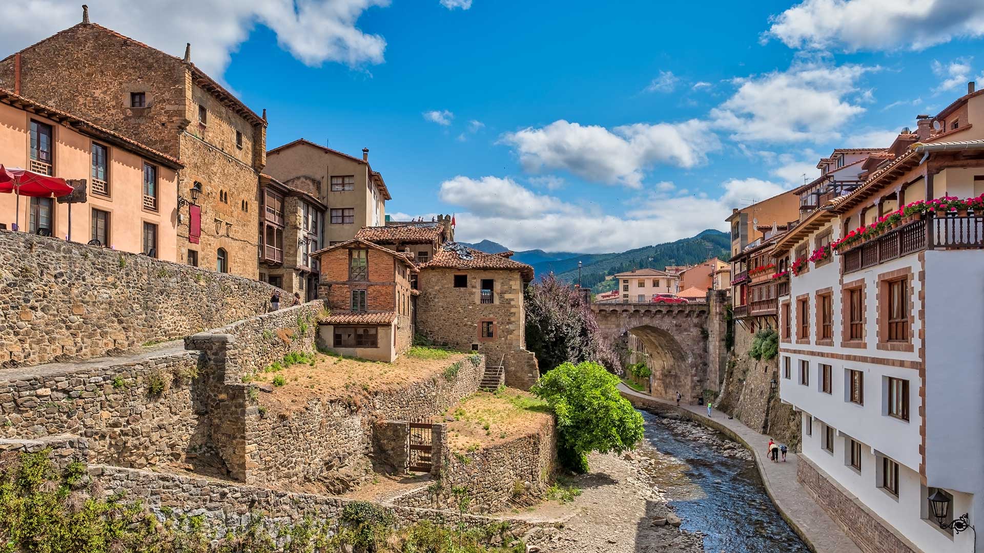 iStock-1256465973H Le village de Potes (Cantabrie, Espagne)