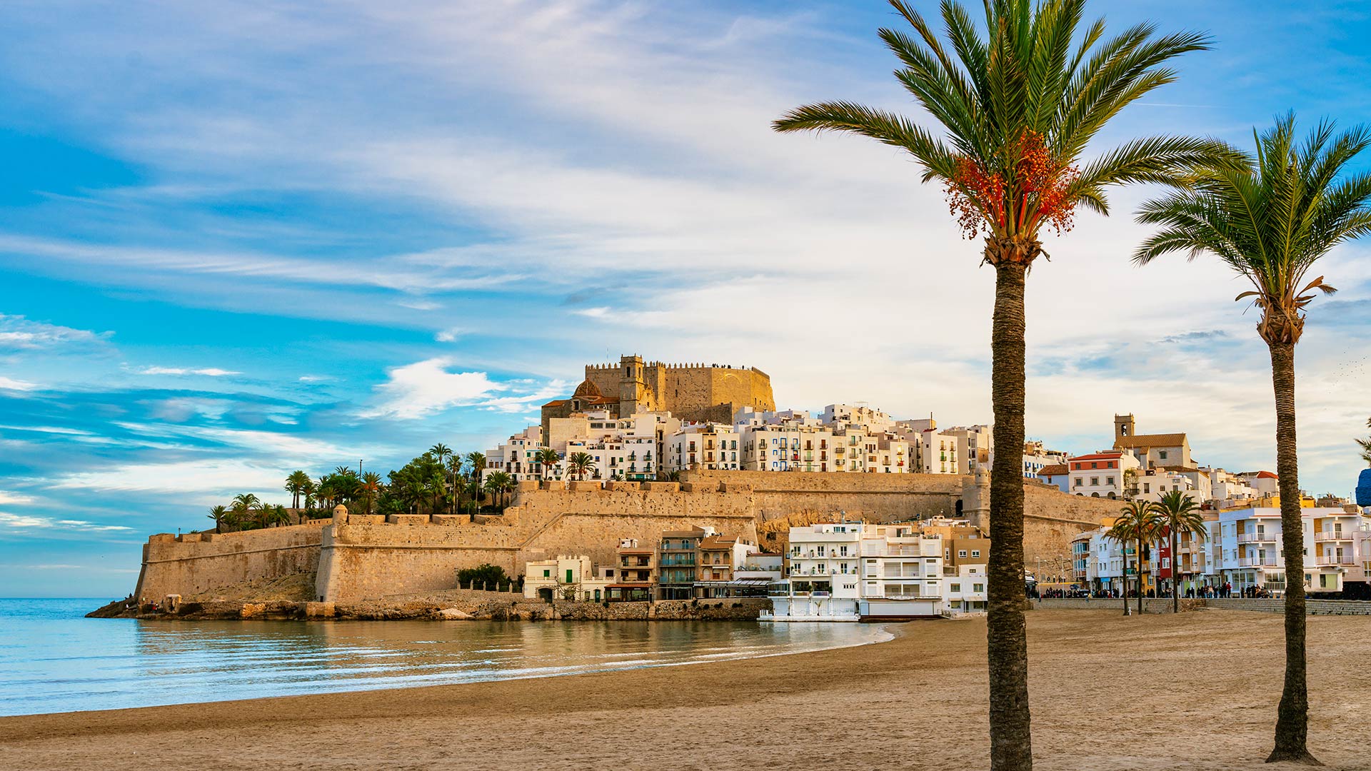 iStock-1443154171H Vue sur le Château de Papa Luna et les remparts de Peñíscola (Communauté valencienne, Espagne)