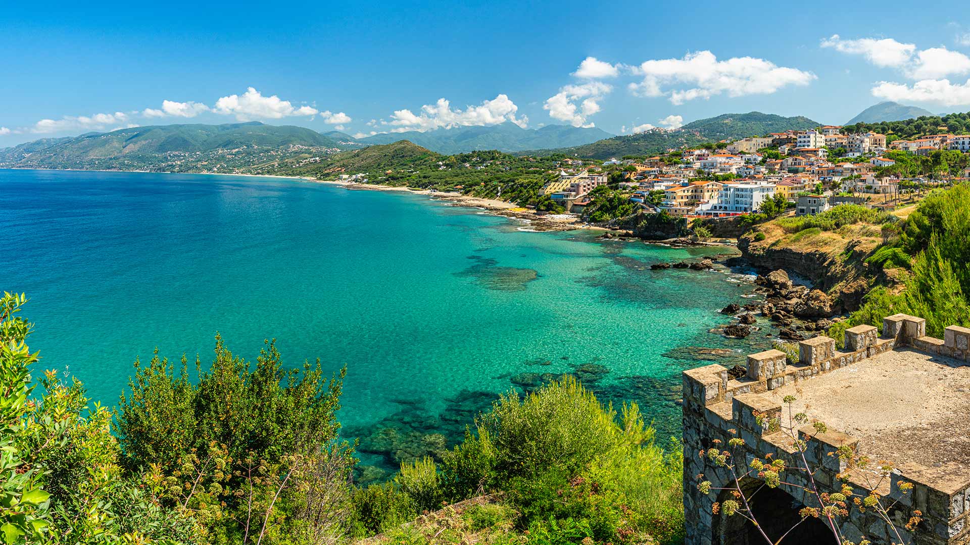 iStock-2173740940H Vue sur la côte du Cilento et le village de Palinuro (Campanie, Italie)