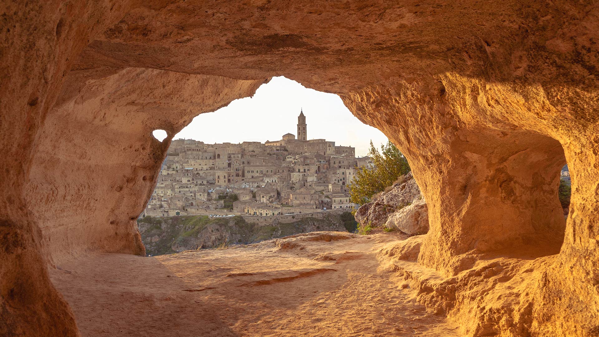 iStock-2240802994H Vue sur les Sassi de Matera depuis les grottes rupestres du parc de la Murgia Materana (Basilicate, Italie)