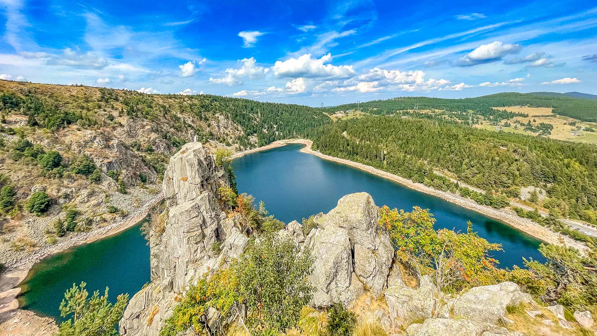 iStock-1485069218H Le lac Blanc, au pied de la route des Crêtes Vosgiennes (Grand Est, France)