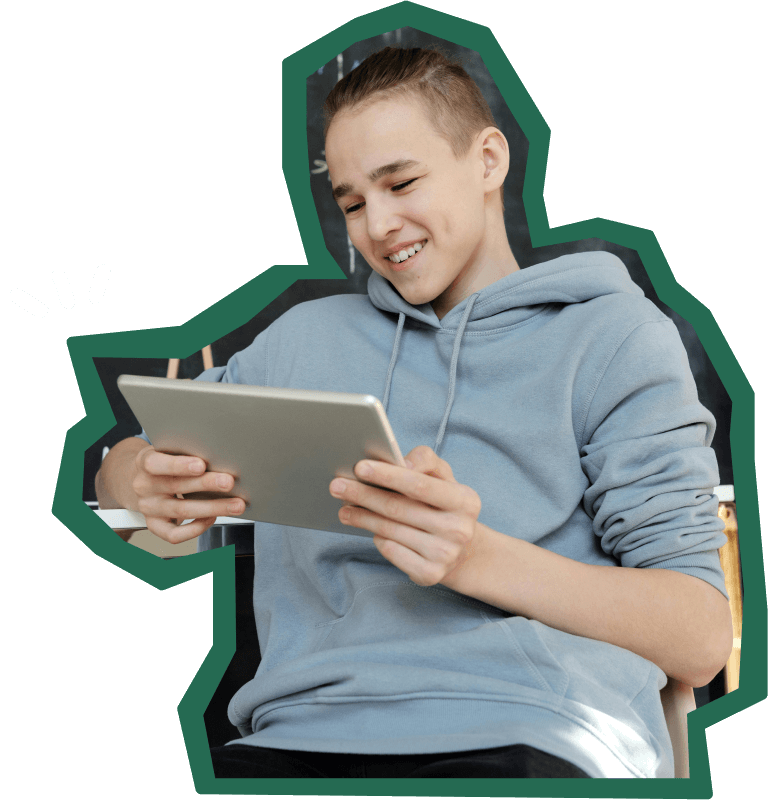 pojke som kolla på en ipad och ler